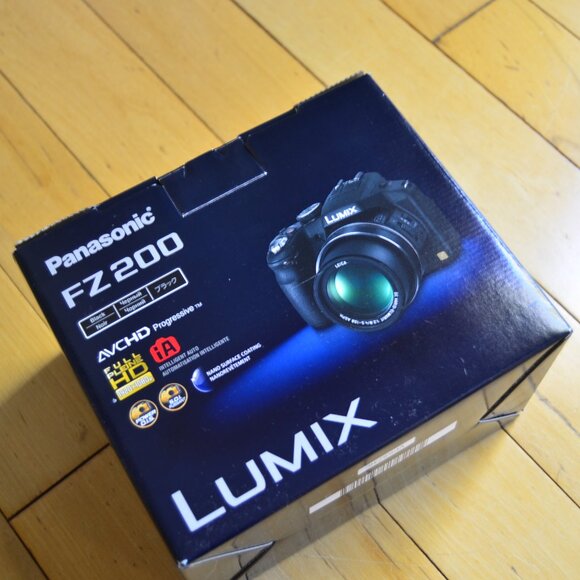 Panasonic Lumix DMC-FZ200 Camera NEW IN THE BOX - Picture 1 of 16